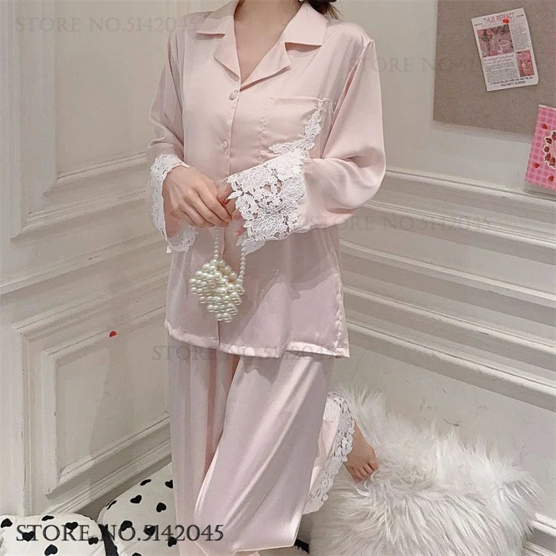 L’ensemble de pyjama de luxe pour femmes est une tenue de nuit élégante en satin soyeux blanc, ornée de dentelle, avec pantalon et haut amples pour un style casual et détendu à la maison.