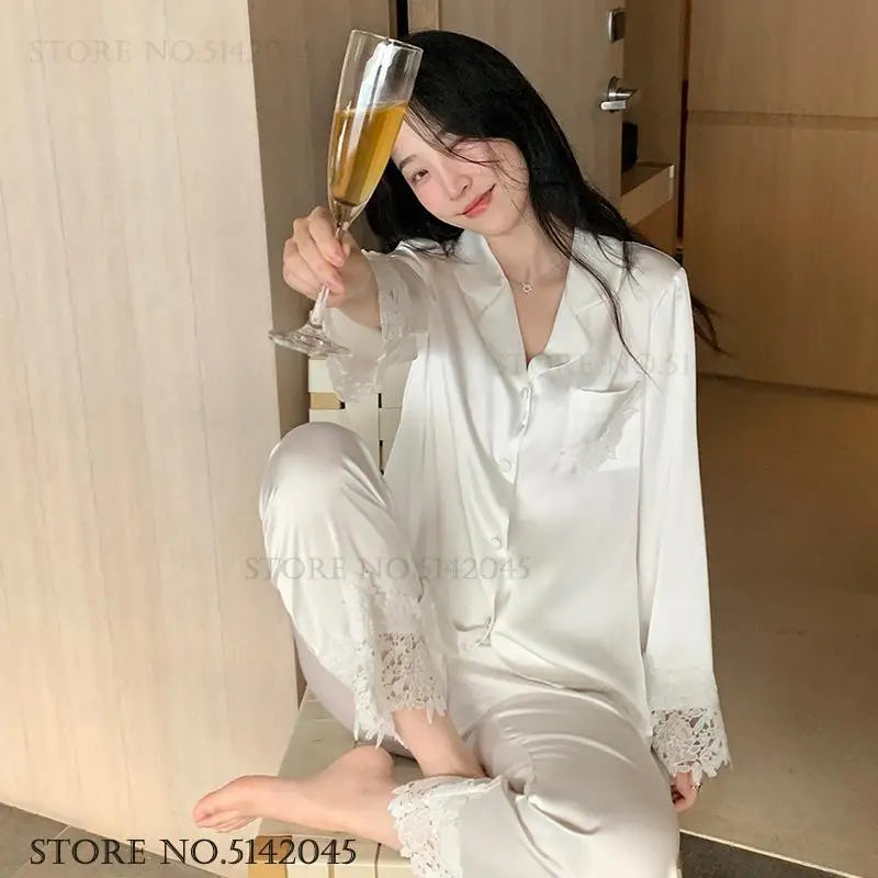 L’ensemble de pyjama de luxe pour femmes est une tenue de nuit élégante en satin soyeux blanc, ornée de dentelle, avec pantalon et haut amples pour un style casual et détendu à la maison.