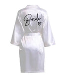 La robe kimono satinée “Wedding Party Team Bride Robe With Black Letters SP003” est un peignoir élégant pour mariée ou demoiselles d’honneur, avec inscription noire “Team Bride” au dos, idéal pour les enterreme