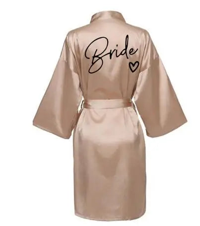 La robe kimono satinée “Wedding Party Team Bride Robe With Black Letters SP003” est un peignoir élégant pour mariée ou demoiselles d’honneur, avec inscription noire “Team Bride” au dos, idéal pour les enterreme