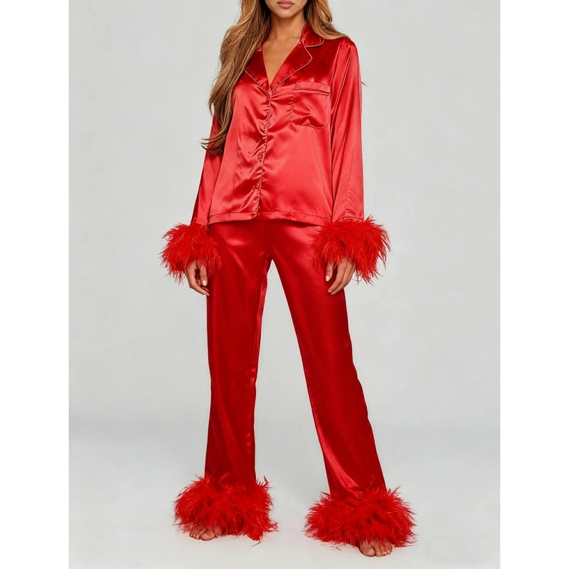 Le pyjama en satin soyeux Combhasaki pour femmes est un ensemble de 2 pièces conçu pour le lounge et le sommeil, avec une chemise à manches longues boutonnée et un pantalon, orné de bordures en plumes aux poignets.