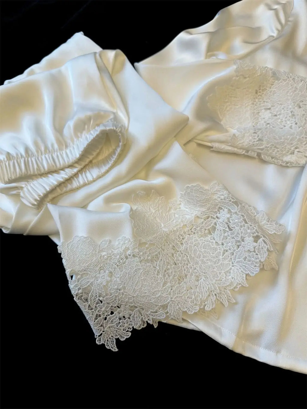 L’ensemble pyjama femme en satin soyeux est une tenue de nuit moderne et élégante, ornée de dentelle, idéale pour le sommeil ou la détente à la maison, avec un design fluide et féminin.