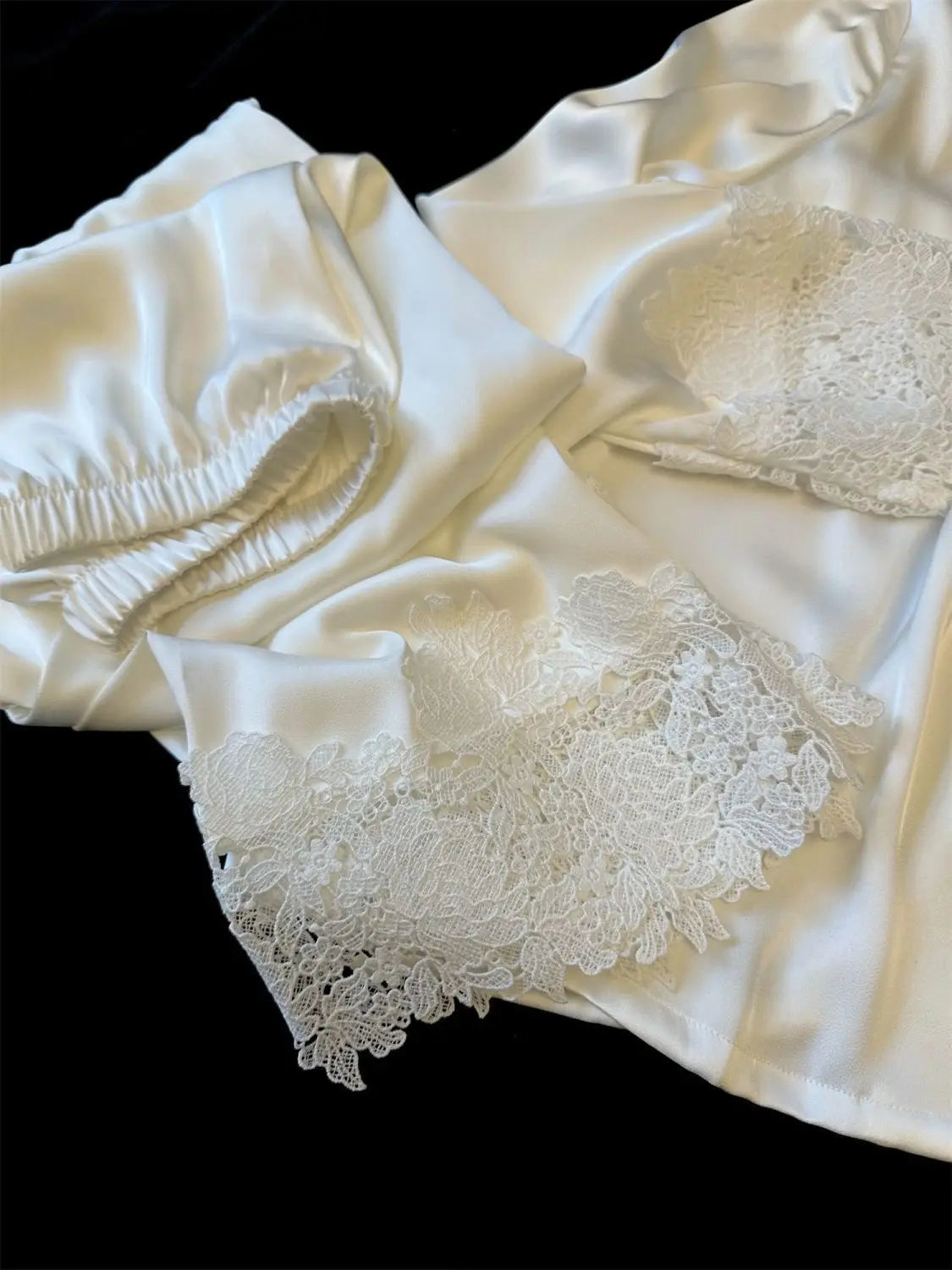 L’ensemble pyjama femme en satin soyeux est une tenue de nuit moderne et élégante, ornée de dentelle, idéale pour le sommeil ou la détente à la maison, avec un design fluide et féminin.