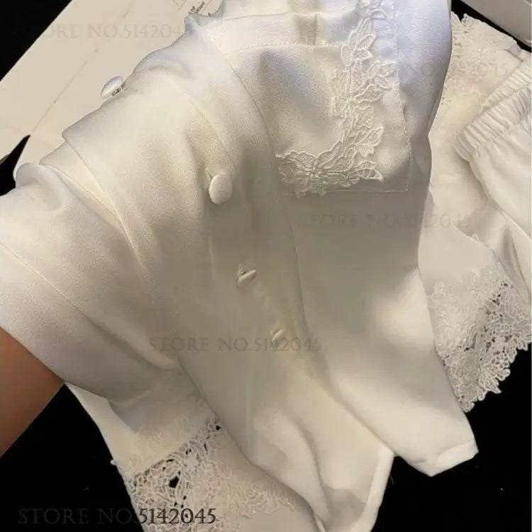 L’ensemble de pyjama de luxe pour femmes est une tenue de nuit élégante en satin soyeux blanc, ornée de dentelle, avec pantalon et haut amples pour un style casual et détendu à la maison.