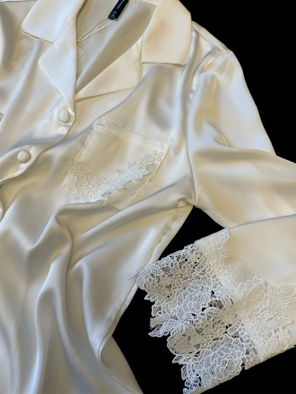 L’ensemble pyjama femme en satin soyeux est une tenue de nuit moderne et élégante, ornée de dentelle, idéale pour le sommeil ou la détente à la maison, avec un design fluide et féminin.