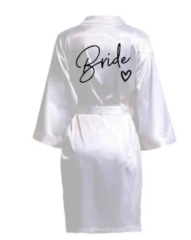 La robe kimono satinée “Wedding Party Team Bride Robe With Black Letters SP003” est un peignoir élégant pour mariée ou demoiselles d’honneur, avec inscription noire “Team Bride” au dos, idéal pour les enterreme
