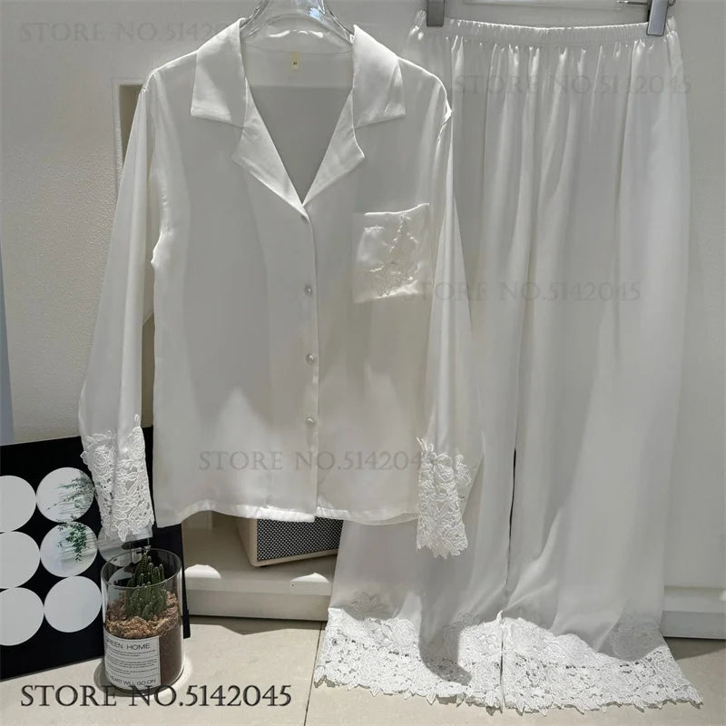 L’ensemble de pyjama de luxe pour femmes est une tenue de nuit élégante en satin soyeux blanc, ornée de dentelle, avec pantalon et haut amples pour un style casual et détendu à la maison.