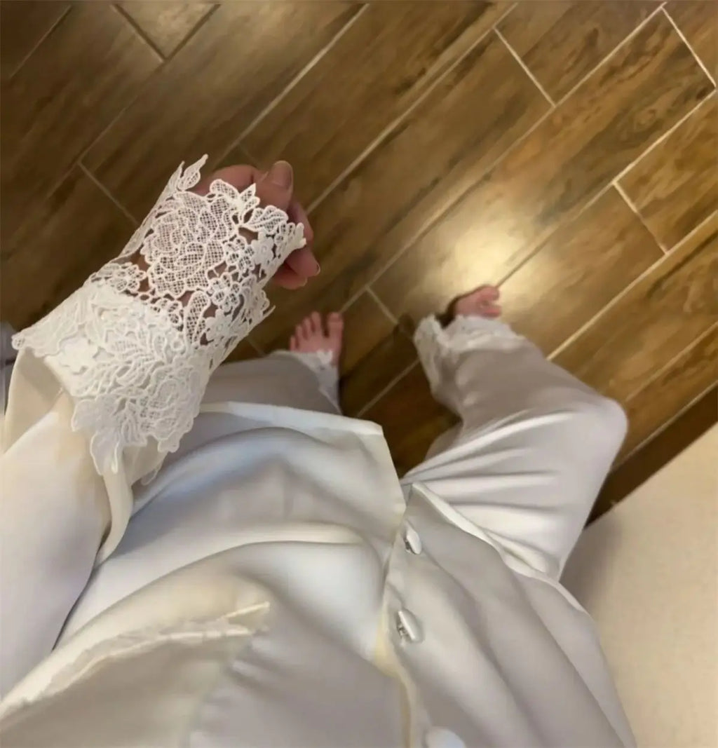 L’ensemble pyjama femme en satin soyeux est une tenue de nuit moderne et élégante, ornée de dentelle, idéale pour le sommeil ou la détente à la maison, avec un design fluide et féminin.