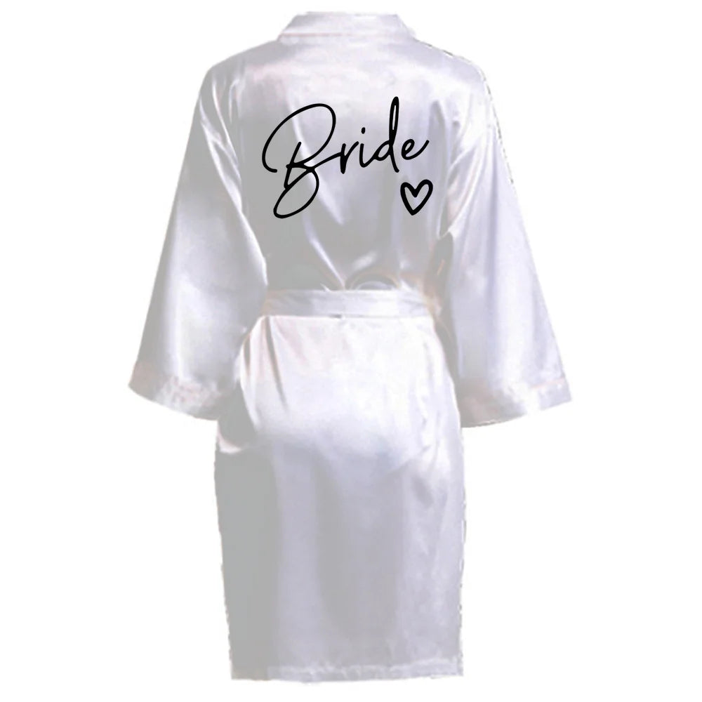 La robe kimono satinée “Wedding Party Team Bride Robe With Black Letters SP003” est un peignoir élégant pour mariée ou demoiselles d’honneur, avec inscription noire “Team Bride” au dos, idéal pour les enterreme