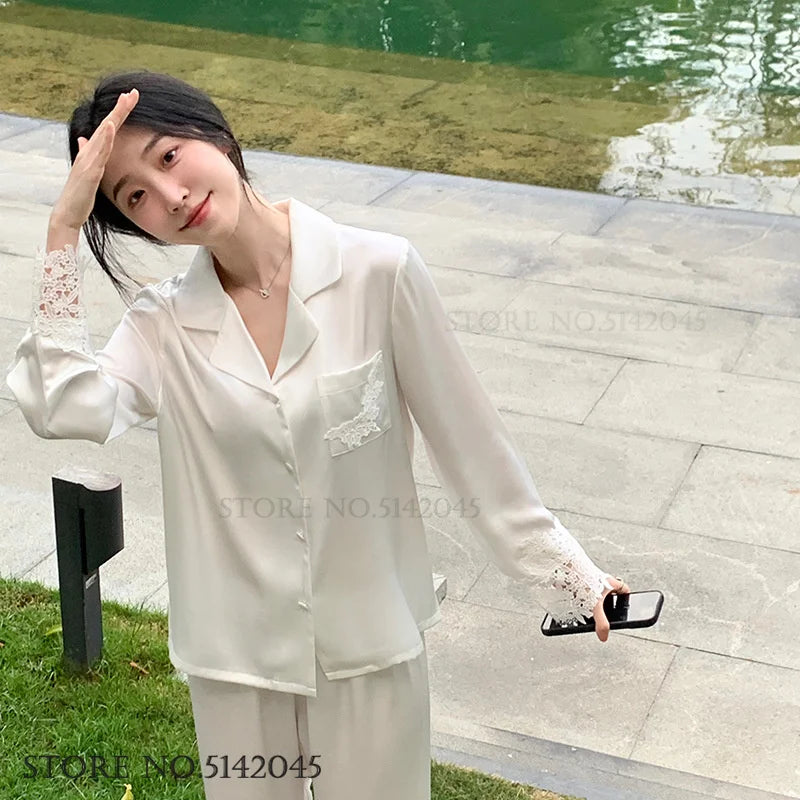 L’ensemble de pyjama de luxe pour femmes est une tenue de nuit élégante en satin soyeux blanc, ornée de dentelle, avec pantalon et haut amples pour un style casual et détendu à la maison.