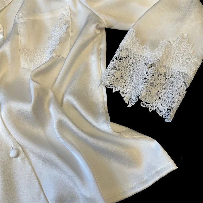 L’ensemble pyjama femme en satin soyeux est une tenue de nuit moderne et élégante, ornée de dentelle, idéale pour le sommeil ou la détente à la maison, avec un design fluide et féminin.