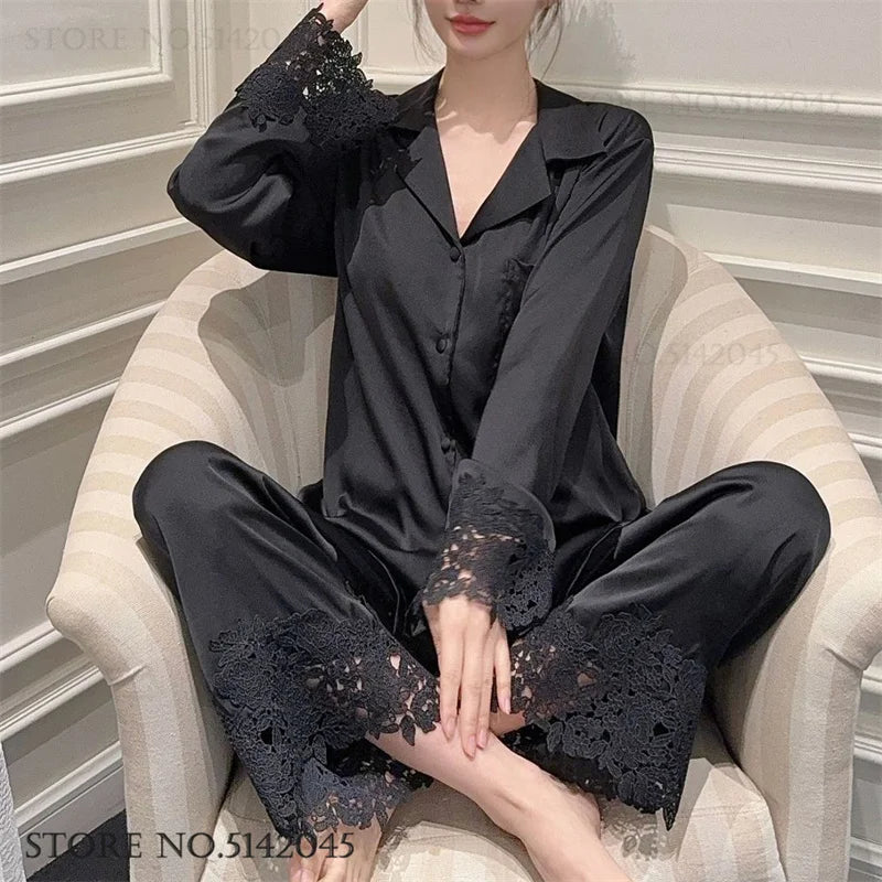 L’ensemble de pyjama de luxe pour femmes est une tenue de nuit élégante en satin soyeux blanc, ornée de dentelle, avec pantalon et haut amples pour un style casual et détendu à la maison.