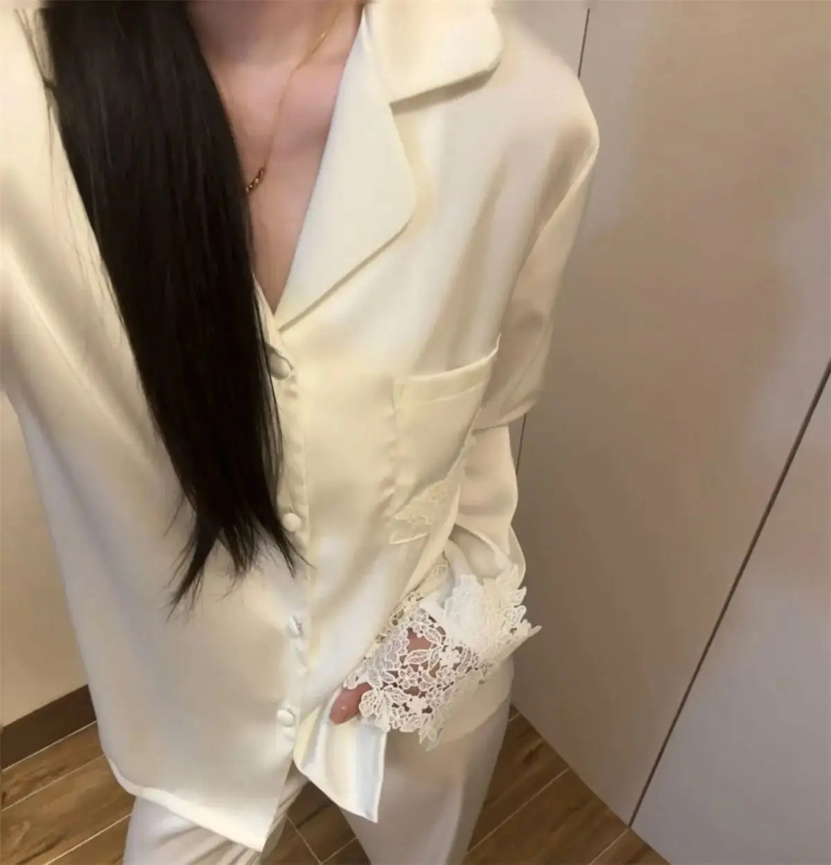 L’ensemble pyjama femme en satin soyeux est une tenue de nuit moderne et élégante, ornée de dentelle, idéale pour le sommeil ou la détente à la maison, avec un design fluide et féminin.