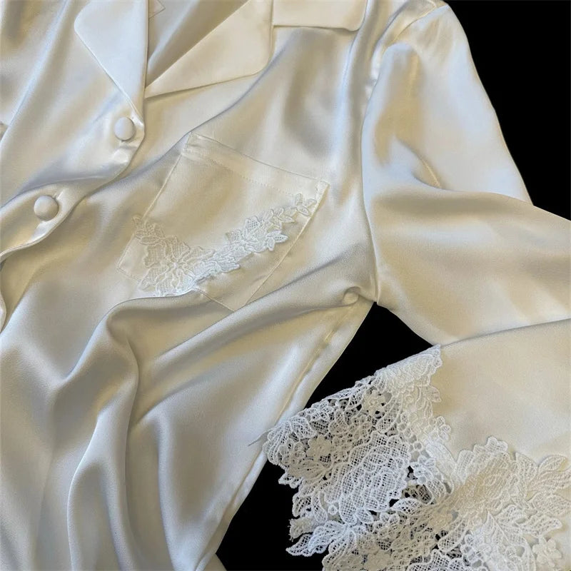 L’ensemble pyjama femme en satin soyeux est une tenue de nuit moderne et élégante, ornée de dentelle, idéale pour le sommeil ou la détente à la maison, avec un design fluide et féminin.