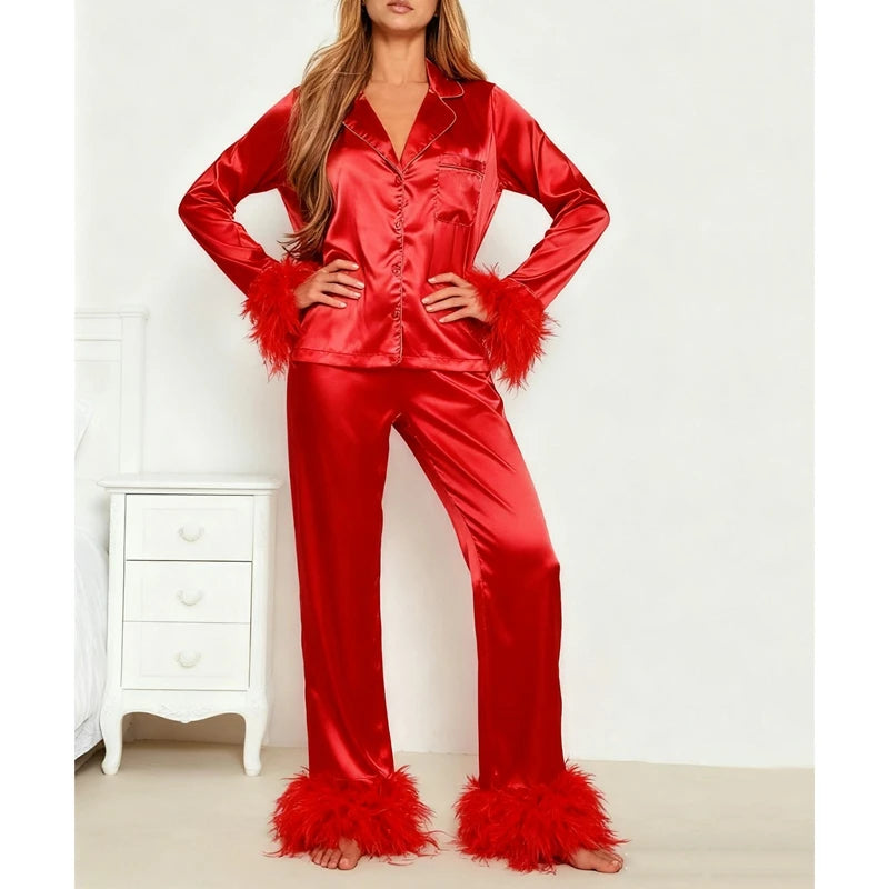 Le pyjama en satin soyeux Combhasaki pour femmes est un ensemble de 2 pièces conçu pour le lounge et le sommeil, avec une chemise à manches longues boutonnée et un pantalon, orné de bordures en plumes aux poignets.