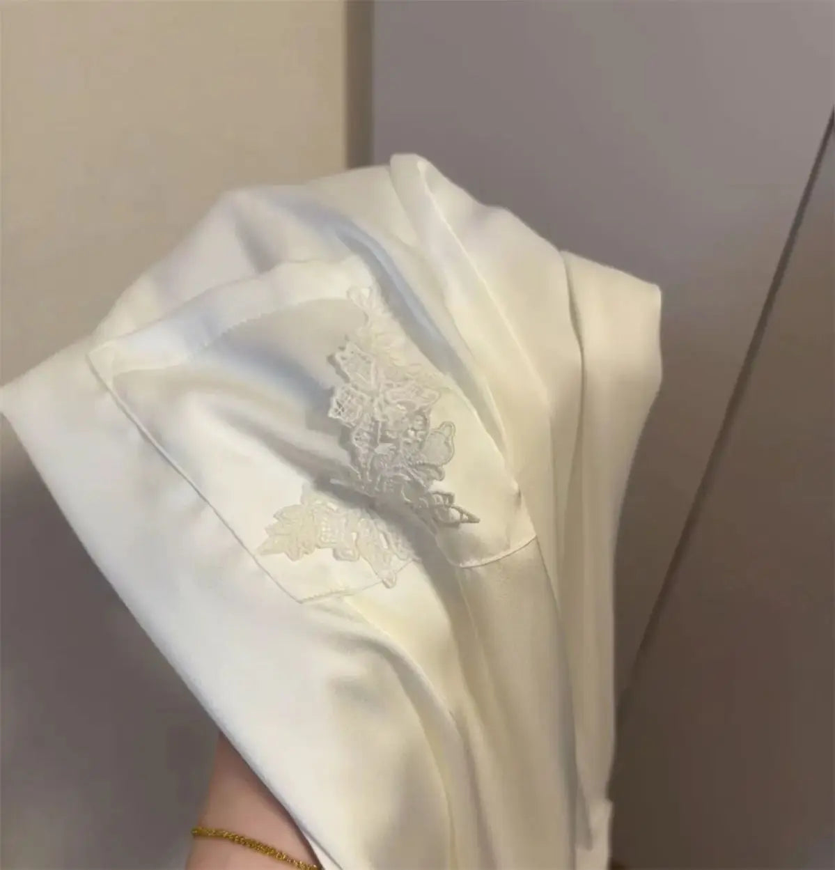 L’ensemble pyjama femme en satin soyeux est une tenue de nuit moderne et élégante, ornée de dentelle, idéale pour le sommeil ou la détente à la maison, avec un design fluide et féminin.