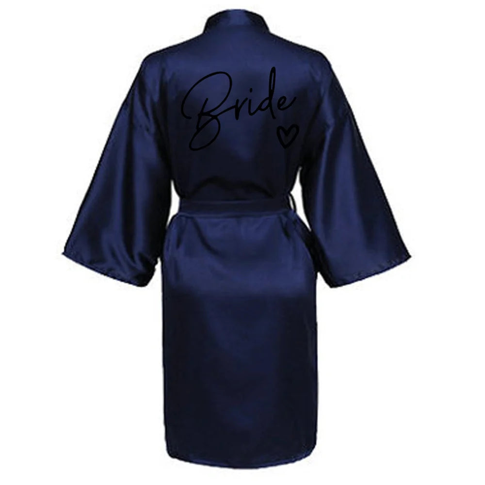 La robe kimono satinée “Wedding Party Team Bride Robe With Black Letters SP003” est un peignoir élégant pour mariée ou demoiselles d’honneur, avec inscription noire “Team Bride” au dos, idéal pour les enterreme