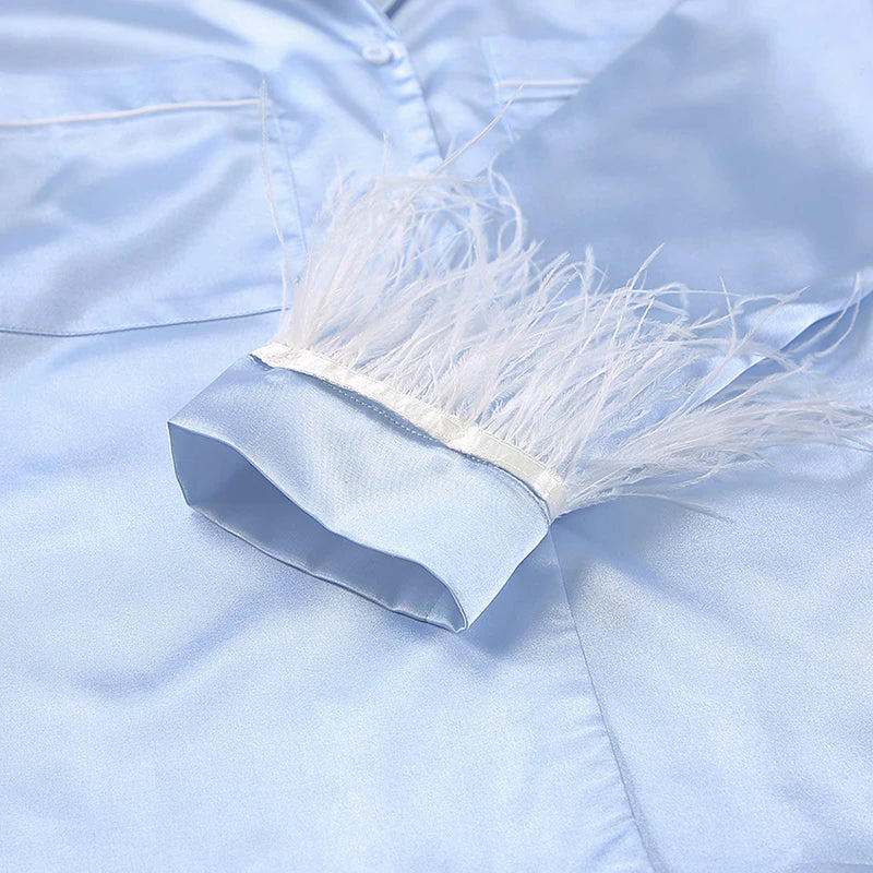 Ensemble de pyjama femme 2 pièces patchwork avec poignets en plumes, couleur unie, chemise boutonnée col chemise manches longues et short ample, tenue lounge décontractée.

Sources