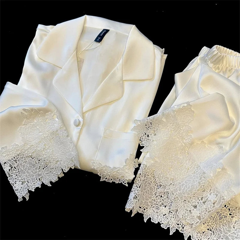 L’ensemble pyjama femme en satin soyeux est une tenue de nuit moderne et élégante, ornée de dentelle, idéale pour le sommeil ou la détente à la maison, avec un design fluide et féminin.