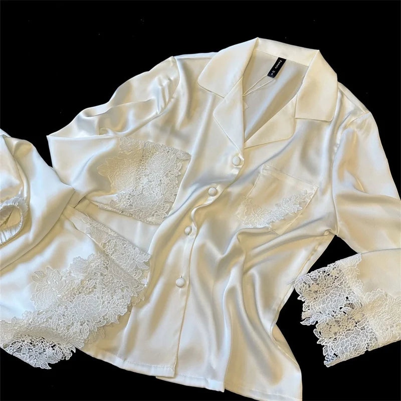L’ensemble pyjama femme en satin soyeux est une tenue de nuit moderne et élégante, ornée de dentelle, idéale pour le sommeil ou la détente à la maison, avec un design fluide et féminin.