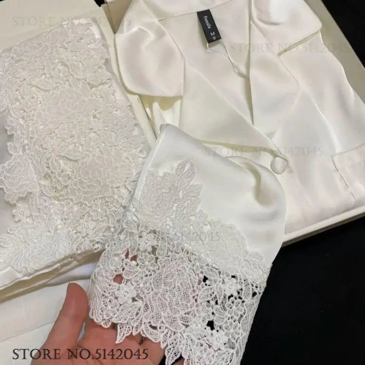 L’ensemble de pyjama de luxe pour femmes est une tenue de nuit élégante en satin soyeux blanc, ornée de dentelle, avec pantalon et haut amples pour un style casual et détendu à la maison.