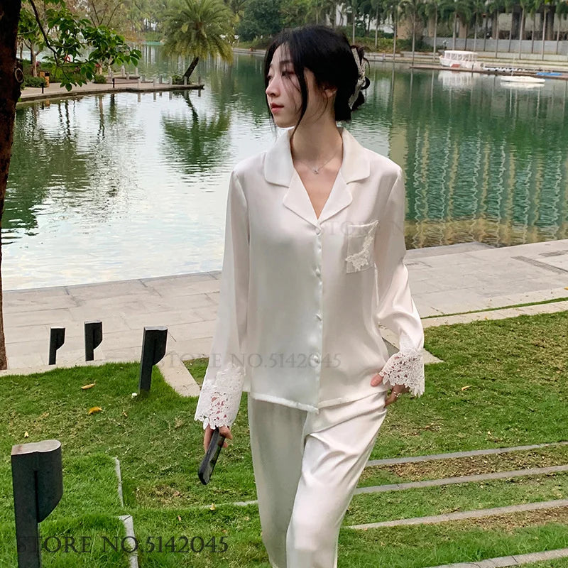 L’ensemble de pyjama de luxe pour femmes est une tenue de nuit élégante en satin soyeux blanc, ornée de dentelle, avec pantalon et haut amples pour un style casual et détendu à la maison.