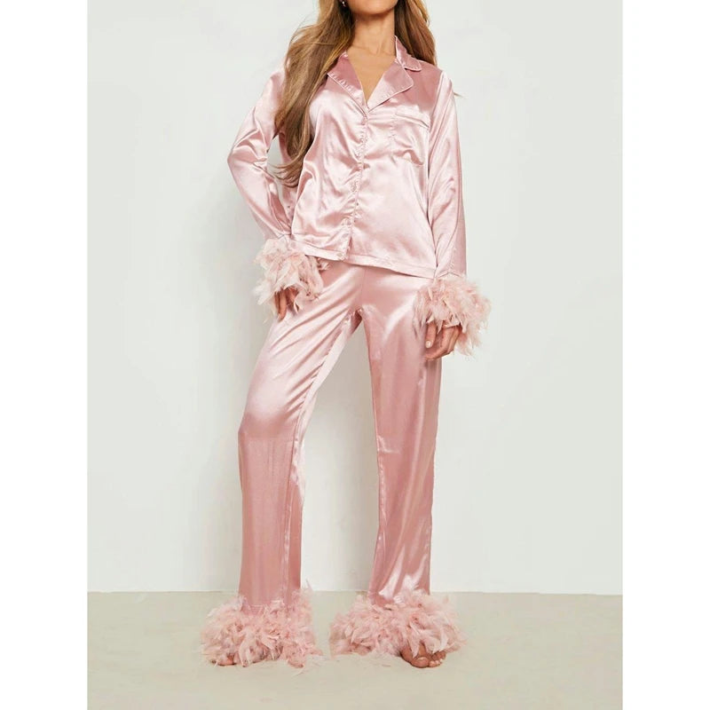 Le pyjama en satin soyeux Combhasaki pour femmes est un ensemble de 2 pièces conçu pour le lounge et le sommeil, avec une chemise à manches longues boutonnée et un pantalon, orné de bordures en plumes aux poignets.