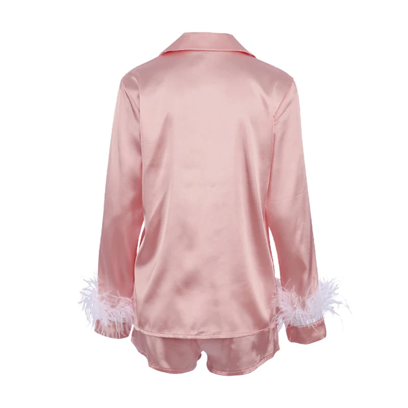 Ensemble de pyjama femme 2 pièces patchwork avec poignets en plumes, couleur unie, chemise boutonnée col chemise manches longues et short ample, tenue lounge décontractée.

Sources