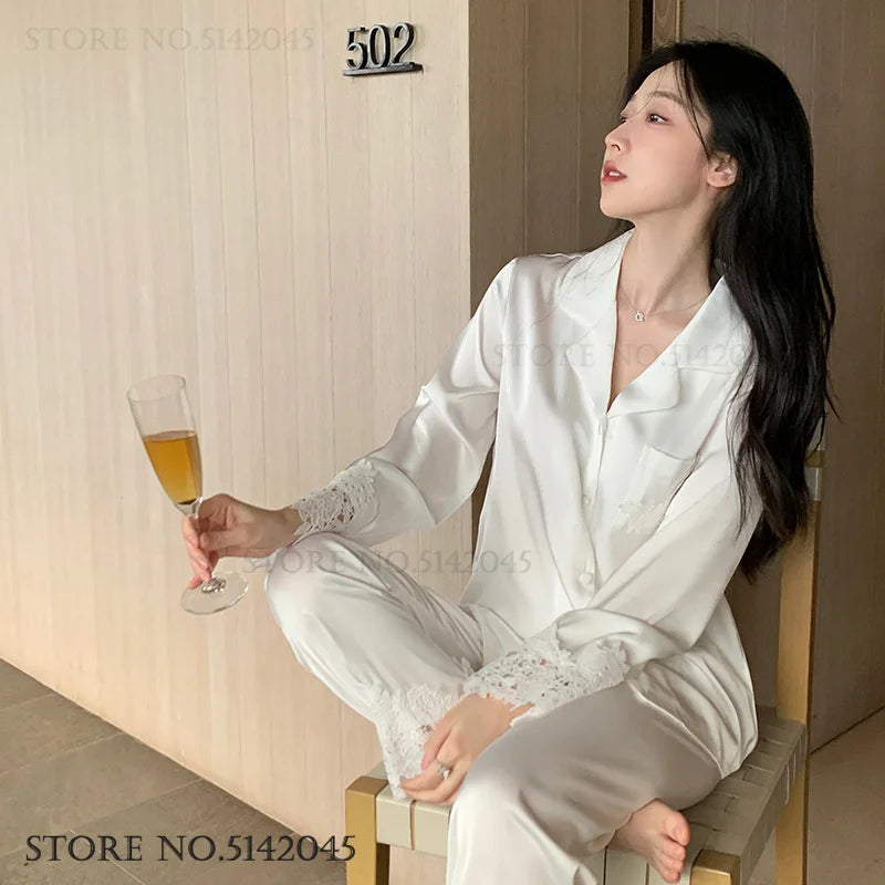 L’ensemble de pyjama de luxe pour femmes est une tenue de nuit élégante en satin soyeux blanc, ornée de dentelle, avec pantalon et haut amples pour un style casual et détendu à la maison.