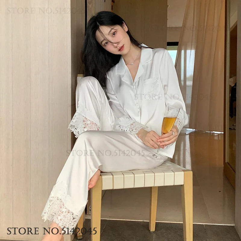 L’ensemble de pyjama de luxe pour femmes est une tenue de nuit élégante en satin soyeux blanc, ornée de dentelle, avec pantalon et haut amples pour un style casual et détendu à la maison.
