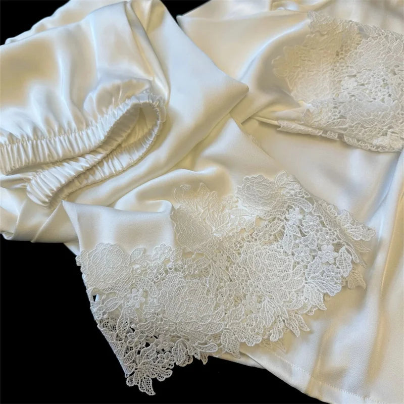 L’ensemble pyjama femme en satin soyeux est une tenue de nuit moderne et élégante, ornée de dentelle, idéale pour le sommeil ou la détente à la maison, avec un design fluide et féminin.