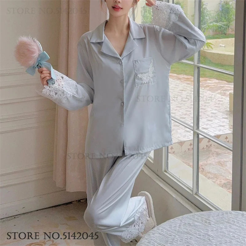 L’ensemble de pyjama de luxe pour femmes est une tenue de nuit élégante en satin soyeux blanc, ornée de dentelle, avec pantalon et haut amples pour un style casual et détendu à la maison.