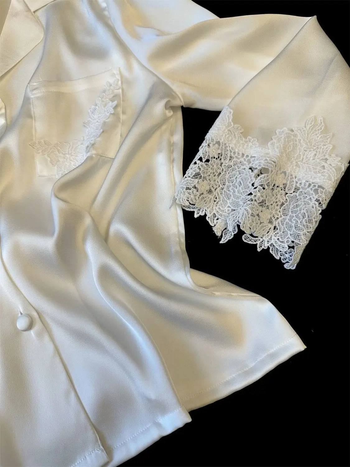 L’ensemble pyjama femme en satin soyeux est une tenue de nuit moderne et élégante, ornée de dentelle, idéale pour le sommeil ou la détente à la maison, avec un design fluide et féminin.