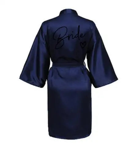 La robe kimono satinée “Wedding Party Team Bride Robe With Black Letters SP003” est un peignoir élégant pour mariée ou demoiselles d’honneur, avec inscription noire “Team Bride” au dos, idéal pour les enterreme